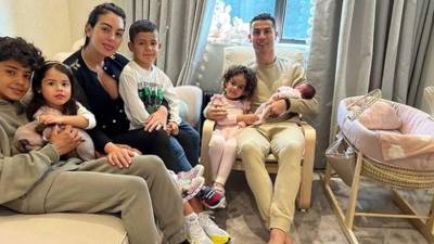 Esta fue la imagen que compartieron Cristiano Ronaldo y Georgina Rodríguez con su numerosa familia.