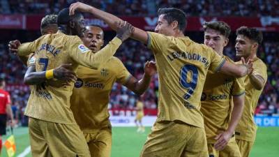 Jugadores del Barcelona celebrando el gol de Robert Lewandowski.