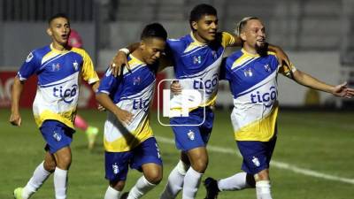 Los jugadores del Honduras Progreso celebrando el gol de penal de Aldo Fajardo contra la UPN.