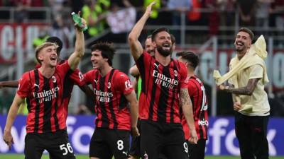 Jugadores del AC Milan festejando el triunfo contra el Atalanta que los acerca al título de la Serie A.