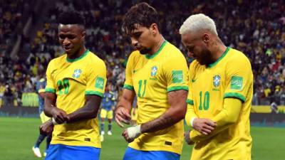 Neymar y Vinicius celebrando con un bailecito junto a Lucas Paquetá, goleador del partido ante Colombia.