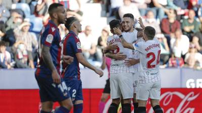 El mexicano ‘Tecatito‘ Corona es felicitado por sus compañeros tras su primer gol en el partido para Sevilla ante Levante.