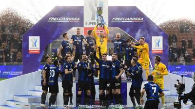 Los jugadores del Inter de Milán celebrando con el trofeo de la Supercopa de Italia.