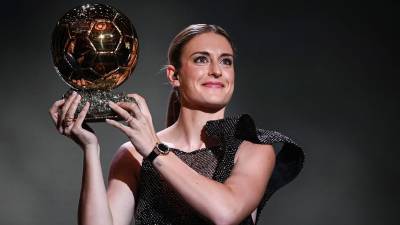 Alexia Putellas levantando su segundo Balón de Oro Femenino en el Theatre du Chatelet.
