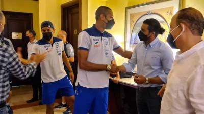 Noel Valladares saludando a Eddie Hernández en el hotel de concentración.