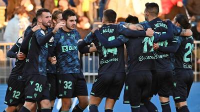 Los jugadores del Cádiz celebran el gol del centrocampista chileno Tomás Alarcón ante el Fuenlabrada durante el partido de dieciseisavos de Copa del Rey.