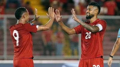 Gabriel Torres y Aníbal Godoy celebran el primer gol del partido para Panamá contra Martinica.
