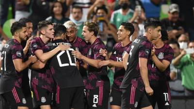 Jugadores de México celebrando uno de los tres goles marcados ante Surinam.