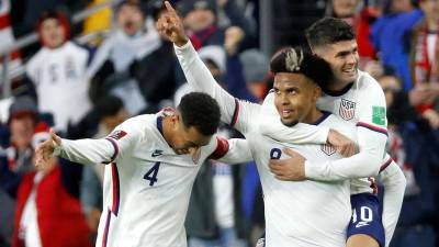 Weston McKennie, Christian Pulisic y Tyler Adams celebran la victoria contra México.