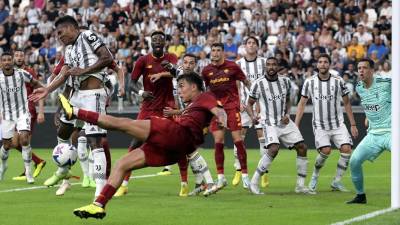 Paulo Dybala al momento de asistir a Tammy Abraham para el empate de la Roma 1-1 contra la Juventus.