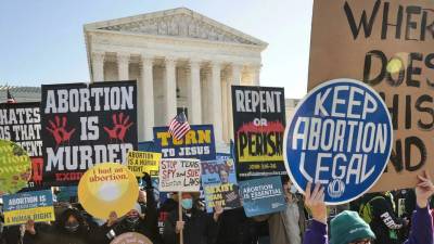 Activistas a favor y en contra del aborto se manifestan frente a la Corte Suprema de Estados Unidos en Washington DC, el 1 de diciembre de 2021.
