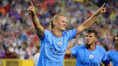 Erling Haaland celebrando su primer gol con la camiseta del Manchester City.