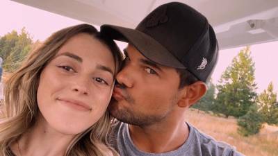 Taylor Lautner bromeó sobre el nuevo nombre de su esposa, Taylor Dome, ya que al cambiarse el apellido se llamarán exactamente igual.