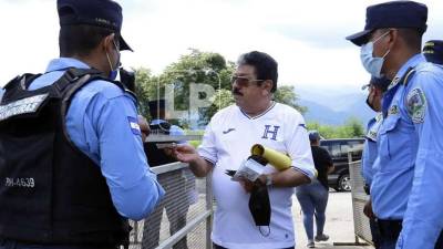 Don Jesús Orellana al momento de ingresar al estadio Olímpico.