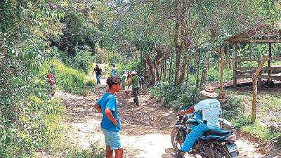 La policía busca a los asesinos de los tres miembros de la familia.