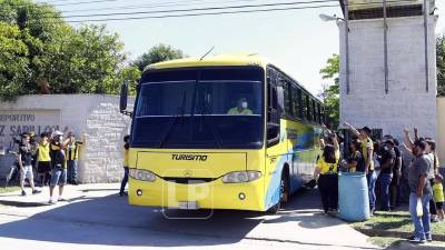 Un buen grupo de aficionados del Real España llegaron a la sede a despedir al equipo.