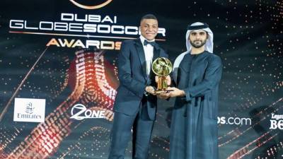 Kylian Mbappé recibiendo el premio al Mejor Jugador del Mundo en los ‘Globe Soccer Awards’.