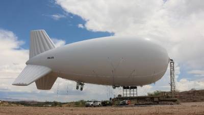 El gigantesco aeróstato con el que las autoridades estadounidenses vigilaran la frontera de Arizona y México.