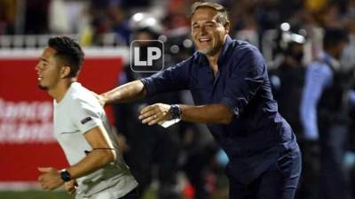 Hernán ‘La Tota‘ Medina celebrando la victoria de Motagua con el jugador Diego Rodríguez, quien no vio acción en el partido ante Olimpia.