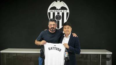 Gennaro Gattuso fue presentado ante los medios por Sean Bai, director general del Valencia.