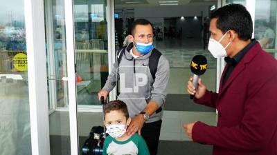 Alfredo Mejía llegó a San Pedro Sula acompañado por su esposa e hijo.