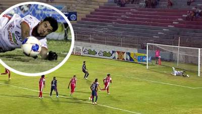 Roberto Moreira falló este lanzamiento de penal contra Celio Valladares en el Vida-Motagua.