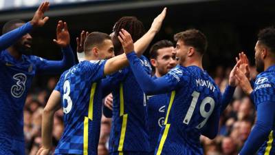 Los jugadores del Chelsea felicitando a Mason Mount tras uno de sus goles ante el Norwich.
