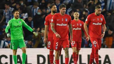 Los jugadores del Atlético de Madrid tras encajar un gol contra la Real Sociedad.