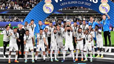 El capitán Karim Benzema levantó el trofeo de supercampeón de la Supercopa de Europa.