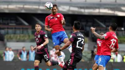 El tico Celso Borges conecta de cabeza el balón frente a la portería de México.