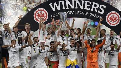 Jugadores del Eintracht Frankfurt celebran con el trofeo de la Europa League.
