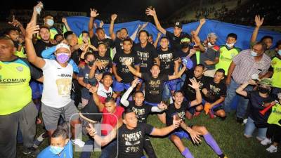 El Olancho FC celebrando el título de campeón de la Segunda División de Honduras.