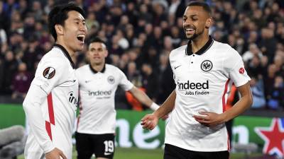 El japonés Daichi Kamada celebra su gol que dio el triunfo al Eintracht Frankfurt en el estadio del West Ham.