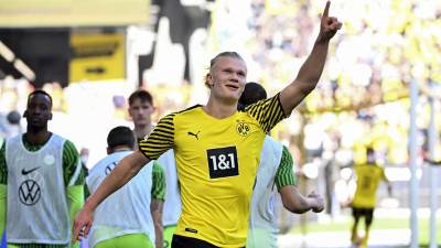 Erling Haaland se reencontró con el gol marcando un doblete en la victoria del Borussia Dortmund ante el Wolfsburgo.