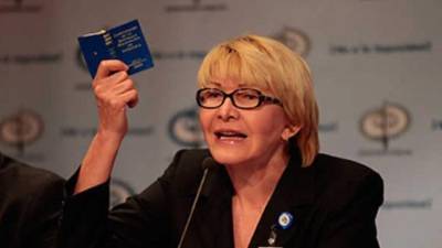 La fiscal general, Luisa Ortega, chavista declarada, no comulga con las políticas del gobierno de Maduro desde que que el Tribunal Supremo de Justicia intentó ejercer las funciones de la Asamblea Nacional, único poder controlado por la oposición.