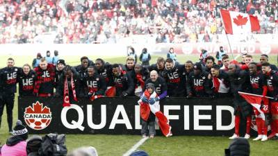 Los jugadores de Canadá celebrando la clasificación al Mundial de Qatar 2022 tras golear a Jamaica.