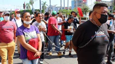Decidieron encadenarse y formar una cruz para caminar por las principales calles de Tapachula.