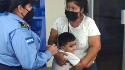 El niño se extravió en un mercado del centro de San Pedro Sula.