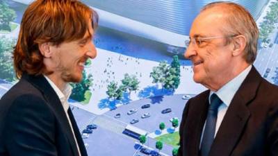 Florentino Pérez se mostró feliz tras renovar a Modric. Foto Real Madrid.