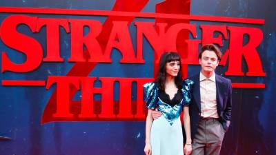 La actriz Natalia Dyer y el actor Charlie Heaton.