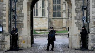 El individuo, que no accedió a ninguno de los edificios del complejo, dijo la Policía de Londres.