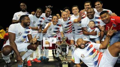 Las Leyendas del Olimpia celebrando el triunfo sobre el Motagua.