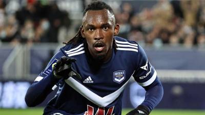 Alberth Elis realizando un disparo cruzado que salió desviado del arco del Lyon.