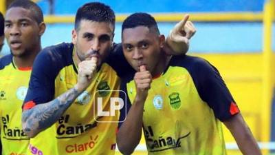 Ramiro Rocca celebrando uno de sus goles con Miguel Carrasco, el otro goleador del partido ante Real Sociedad.