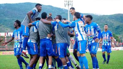 Jugadores del Victoria celebrando el gol de Damin Ramírez ante la Real Sociedad.
