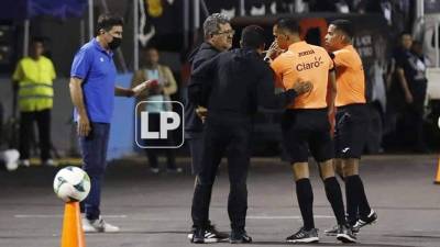 Héctor Vargas reclamó fuerte y fue expulsado por el árbitro Jefferson Escobar en el Clásico ante Motagua.