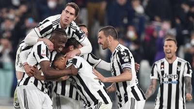 Jugadores de la Juventus festejan el gol de Federico Bernardeschi para el 1-0 ante la Fiorentina.