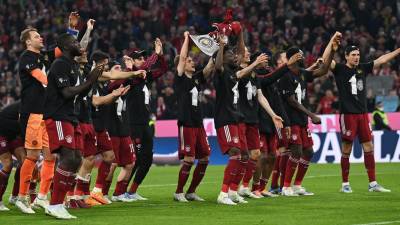 Jugadores del Bayern Múnich celebrando con su afición el título conquistado tras ganar al Borussia Dortmund.