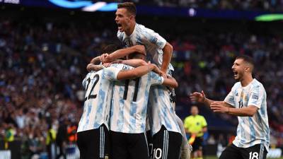 Jugadores de Argentina celebrando el gol Lautaro Martínez.