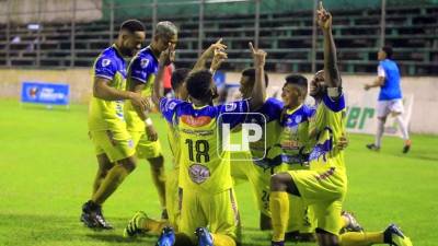 Los jugadores del Victoria celebrando el segundo gol contra el Platense.